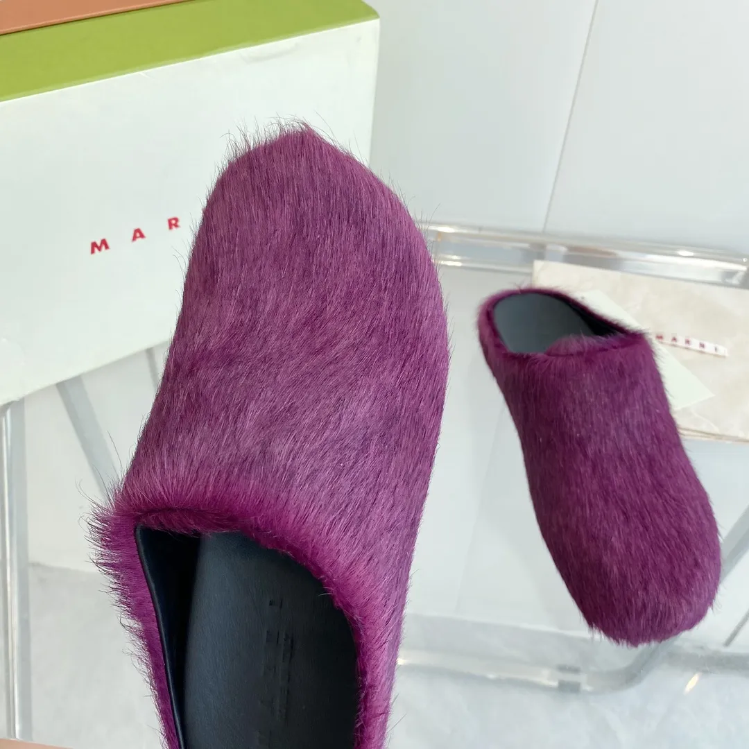 👟👟Ex-factory price 520👟👟 Men's size +20 🔥🔥🔥 MARNI Sabot Horsehair Slippers A giant trendy horsehair slipper with a toe cap for all seasons, making it a beautiful landscape. The texture makes your feet more beautiful, confident and comfortable. It is a symbol of taste whether you wear it at home or outside! The real thing is very textured and the comfort is great. Fabric: horse hair. Lining: leather lining. Foot pads: leather. Sole: leather insole, rubber sole. Size: women's size 35-40. men's size: 40-46. Complete package.
